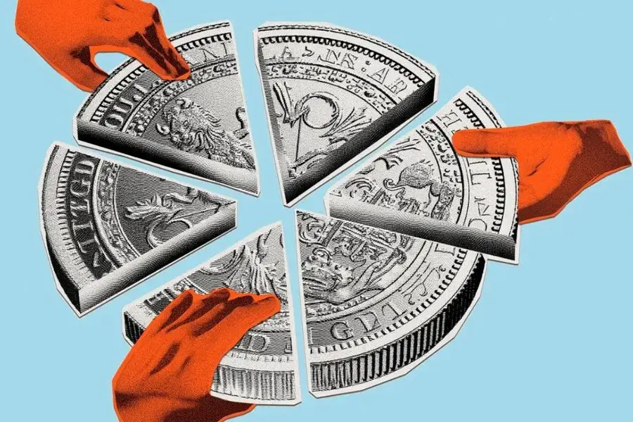 Una moneda de plata partida en seis porciones, repartida entre manos teñidas de naranja, sobre fondo celeste.
