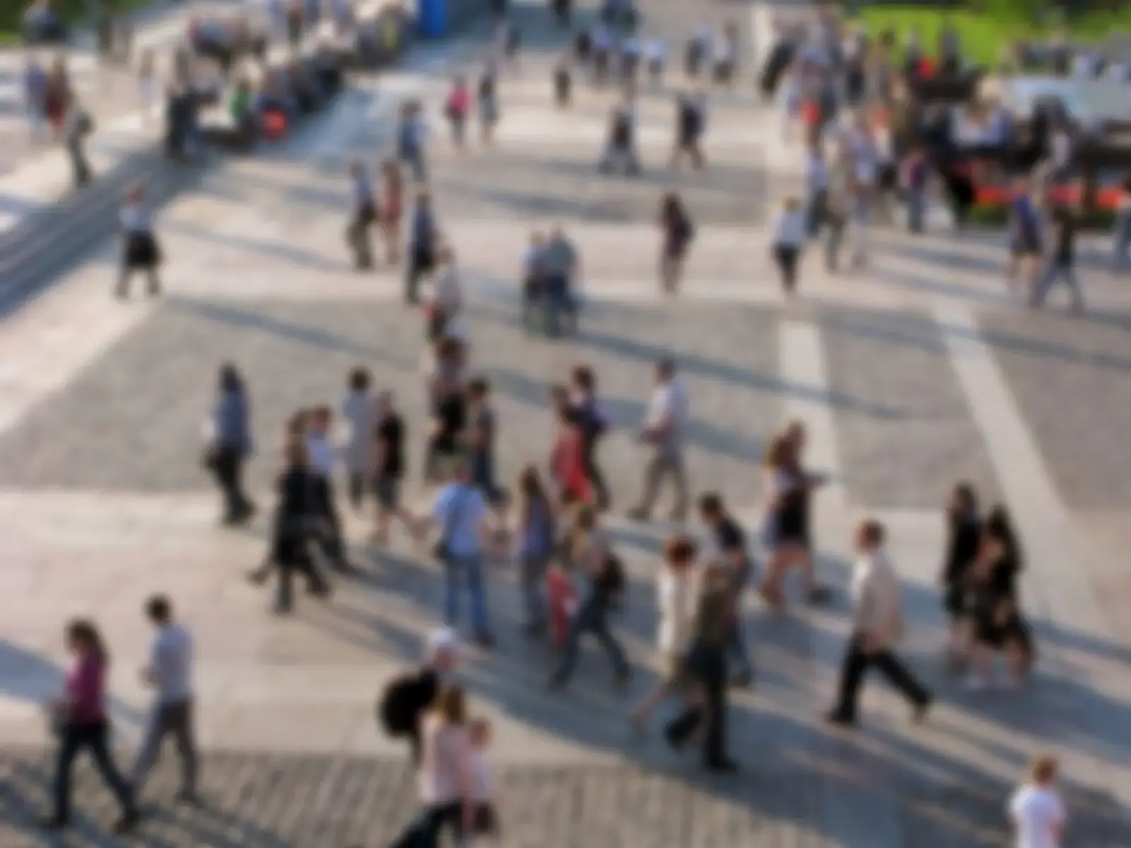 Personas en un espacio urbano, metáfora de futuros posibles
