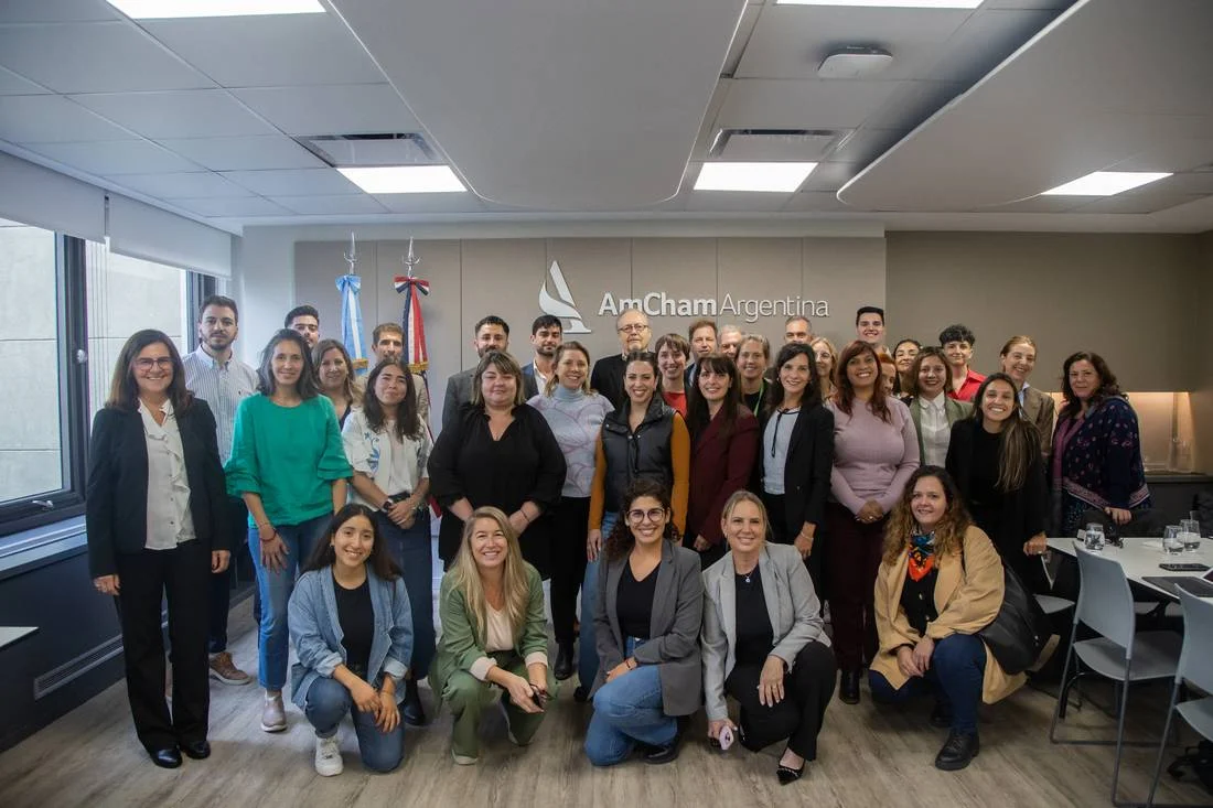Foto grupal del workshop de lanzamiento — vertical Generaciones, Comité de Diversidad de AmCham Argentina