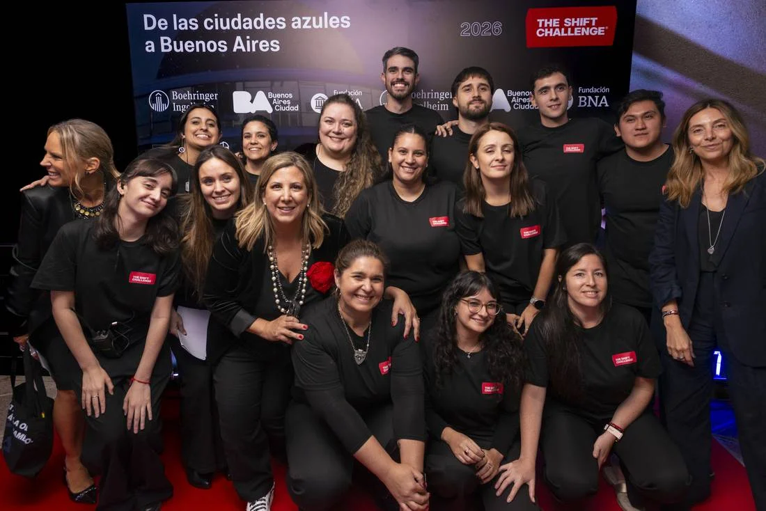 Equipo de The Shift frente al backdrop del Planetario