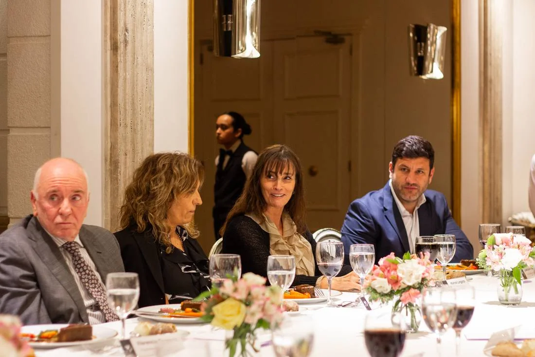Líderes en torno a la mesa de trabajo en el almuerzo