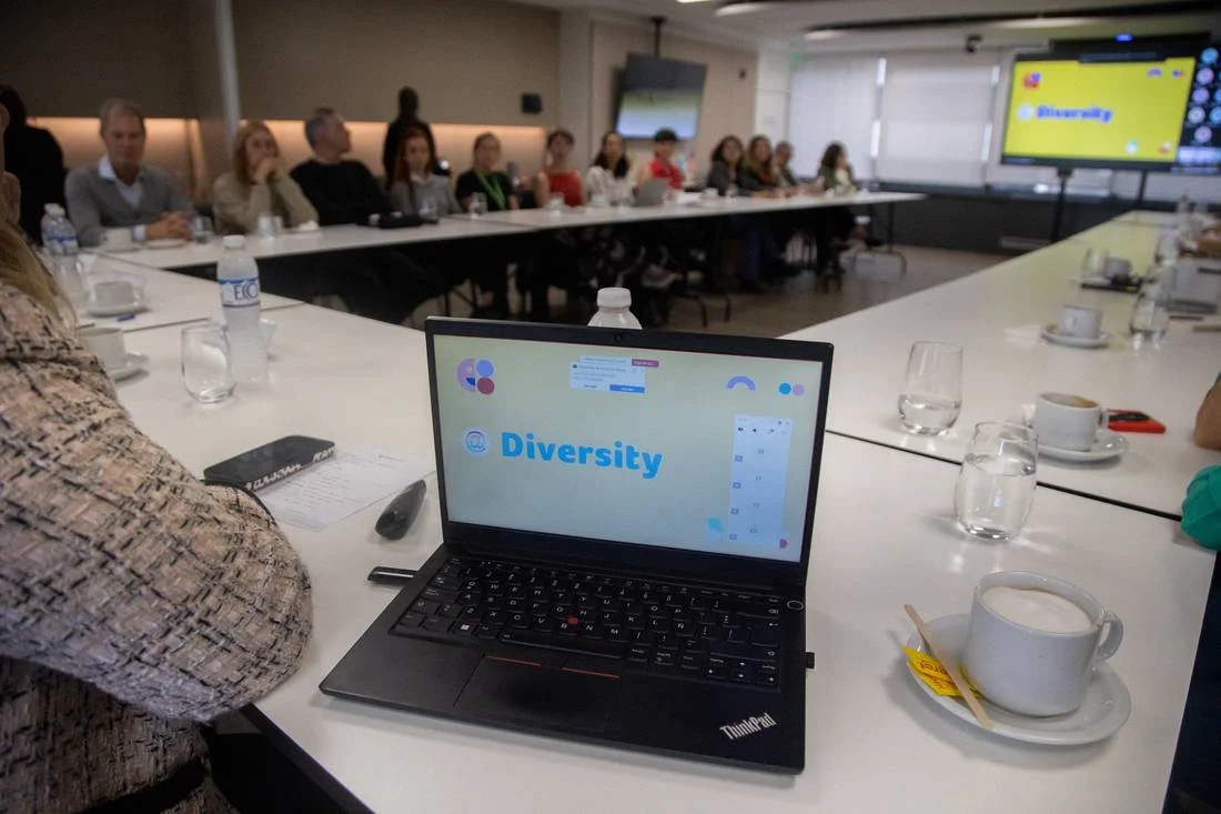 Pantalla con la presentación @Diversity durante el workshop