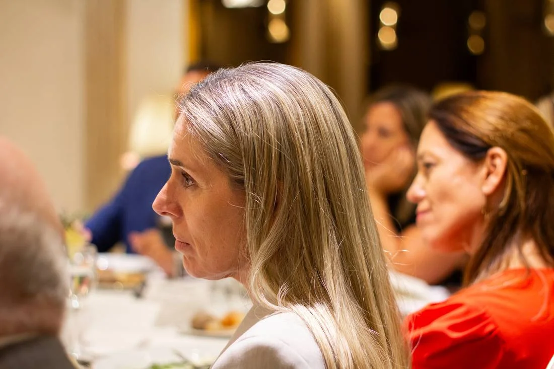 Escucha atenta durante el almuerzo de líderes
