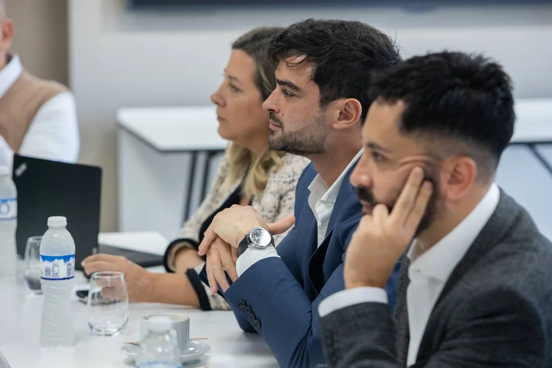 Participantes en escucha activa durante el workshop