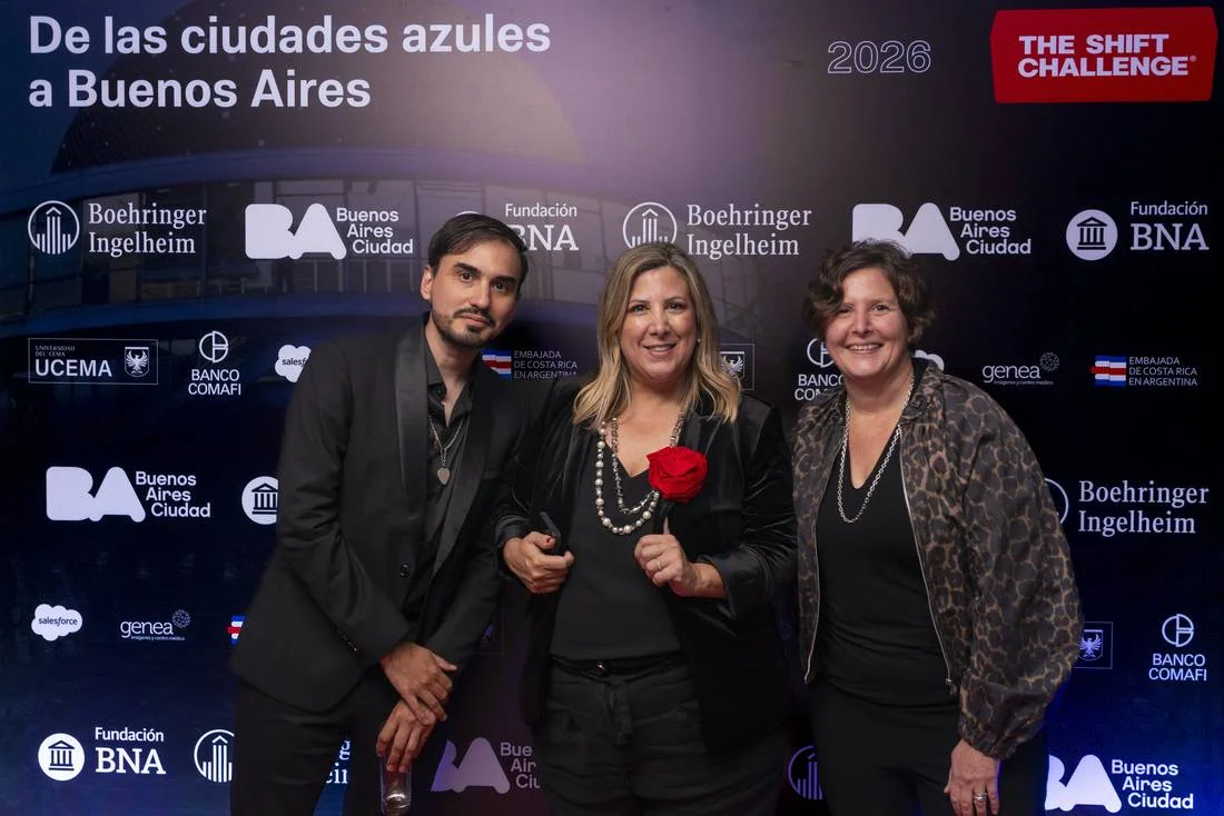 Anna Cohen junto a colegas en el evento