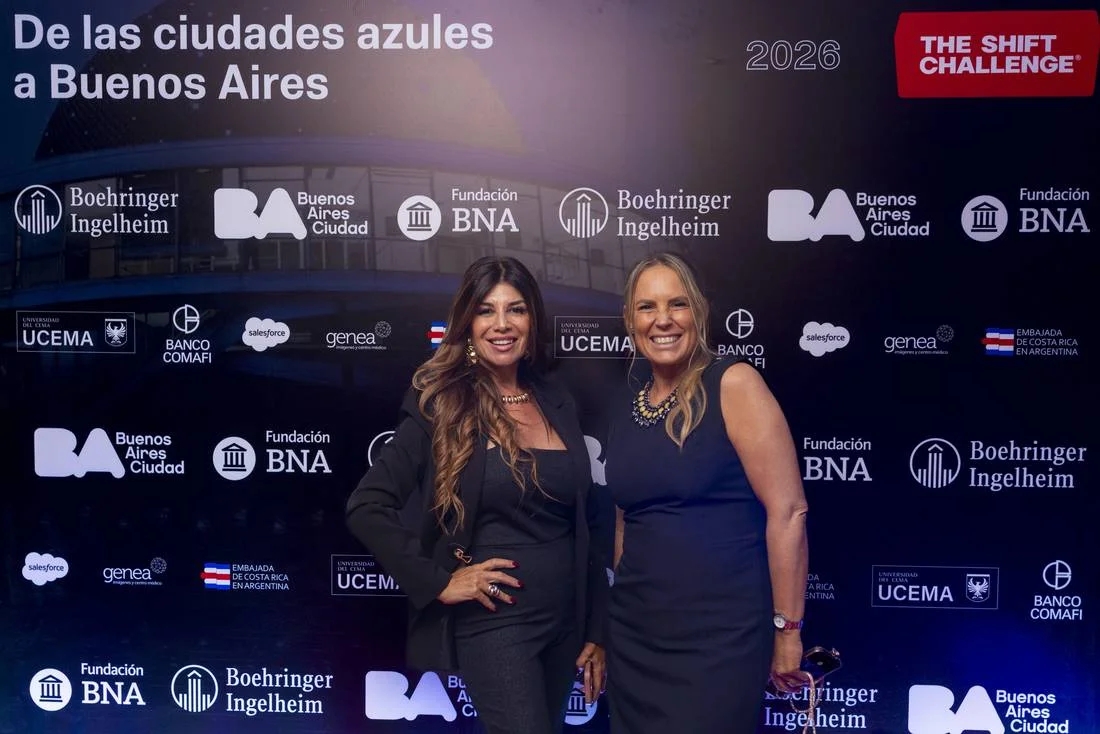 Líderes posando frente al backdrop institucional