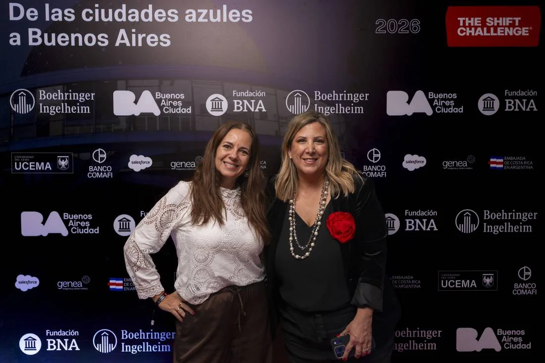 Grupo de líderes en la entrada del Planetario