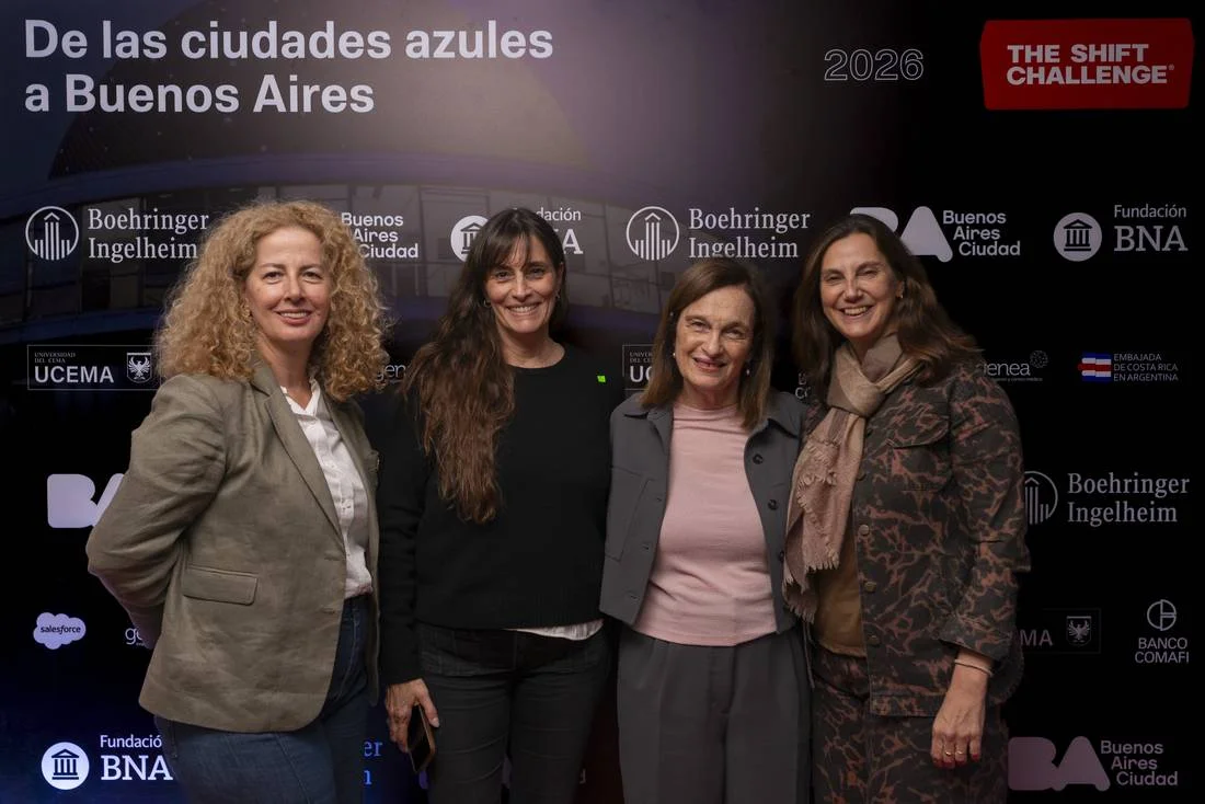 Andrea Falcone con dos invitadas
