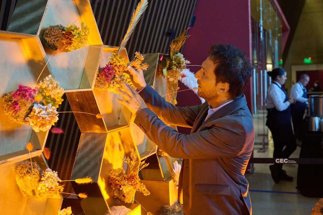 Cada asistente sumó una flor preservada: la obra creció como construcción colectiva.